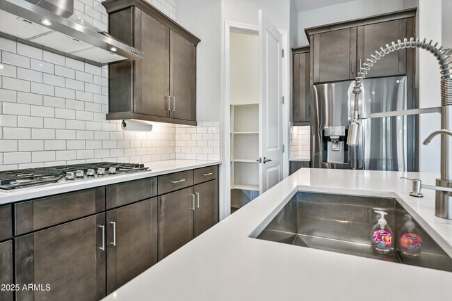 Building Photo - 2320 E Saguaro Park Ln