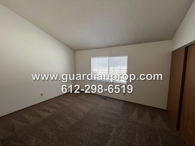 Building Photo - Woodbury Townhouse Available March 1, Open...