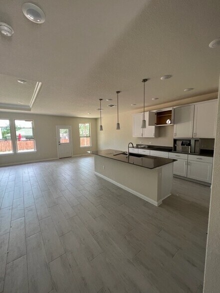 Building Photo - 15 Pacific Loon St