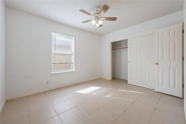 Building Photo - 203 Tamara Dr