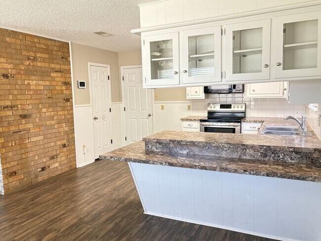 Building Photo - 4 Bed 2 Bath Remodeled Home in Miller Elementary Zone with Solar Panels