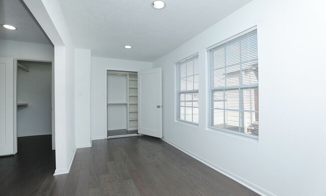 Building Photo - 2 Bedroom 2 Bath Townhome in the Galleria