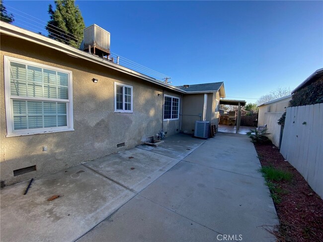 Building Photo - 2598 N Mountain View Ave