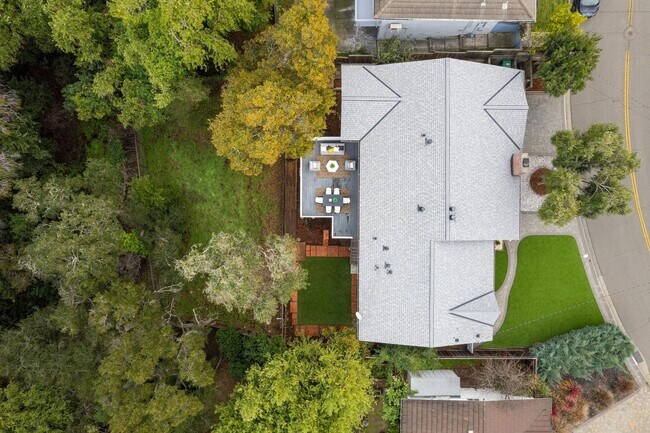 Building Photo - Updated Woodland Estates Home