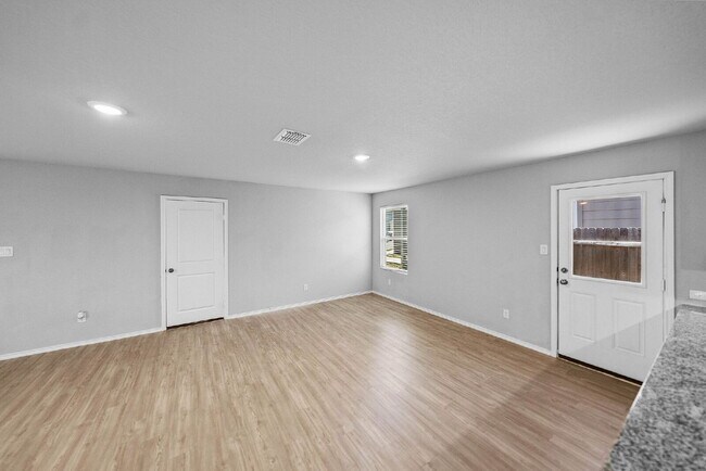 Building Photo - Welcome to Your New Home! Enjoy Free Rent!...