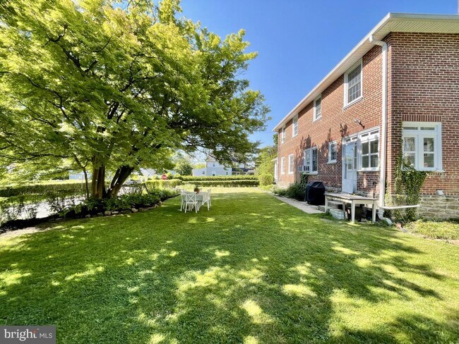 Building Photo - 217 West Ave