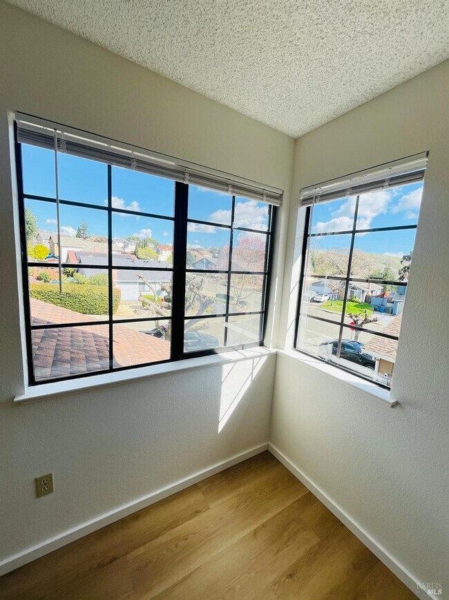 Building Photo - 111 Thresher Dr