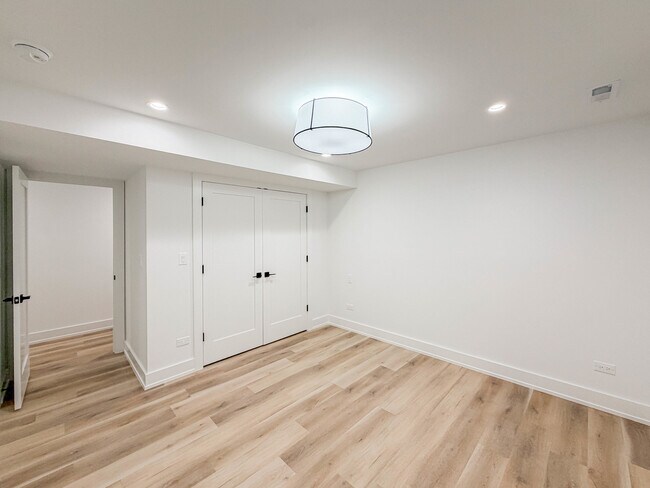 Building Photo - 2113 N Kenmore Ave