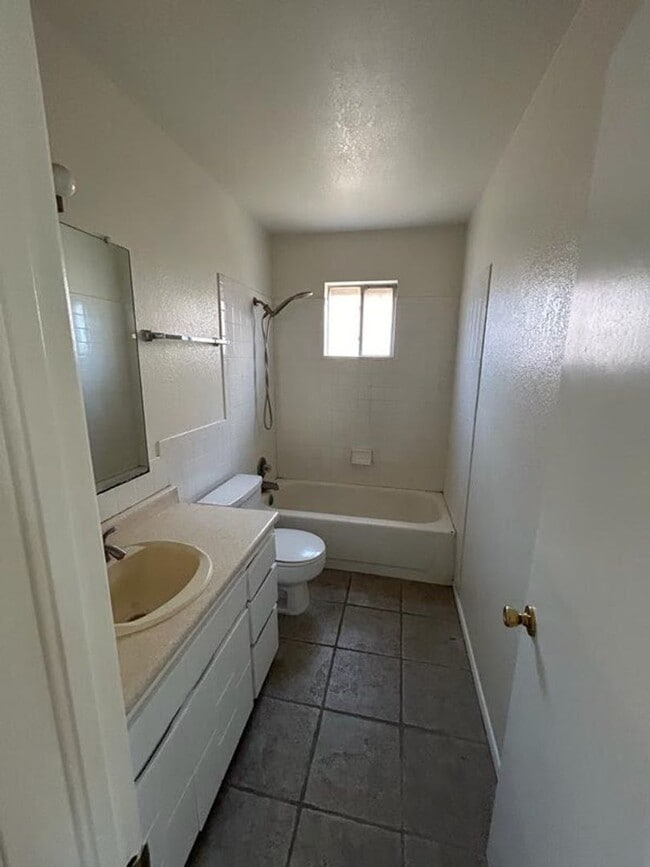 Building Photo - 3 Bed 1.5 Bath Home Available!