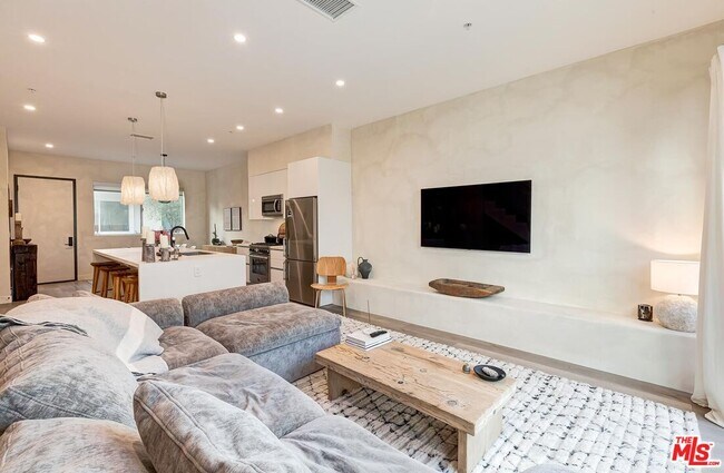 Building Photo - 957 Figueroa Terrace