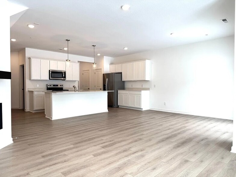 Building Photo - 4748 Airlake Curv