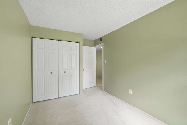 Building Photo - Lakeside End-Unit Condo Near Metro Convenience