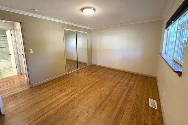 Building Photo - Bright and spacious 5bd 2 ba house in Edmo...