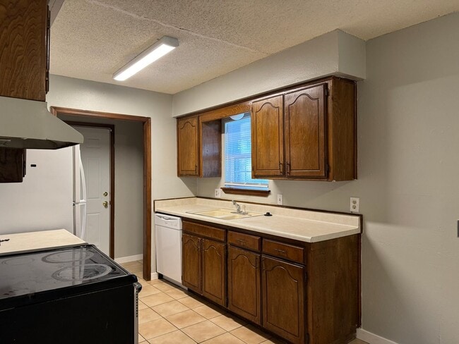 Building Photo - Charming home in North Edmond + 2 bedrooms