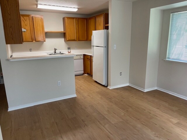 Kitchen - 565 Peerless Way