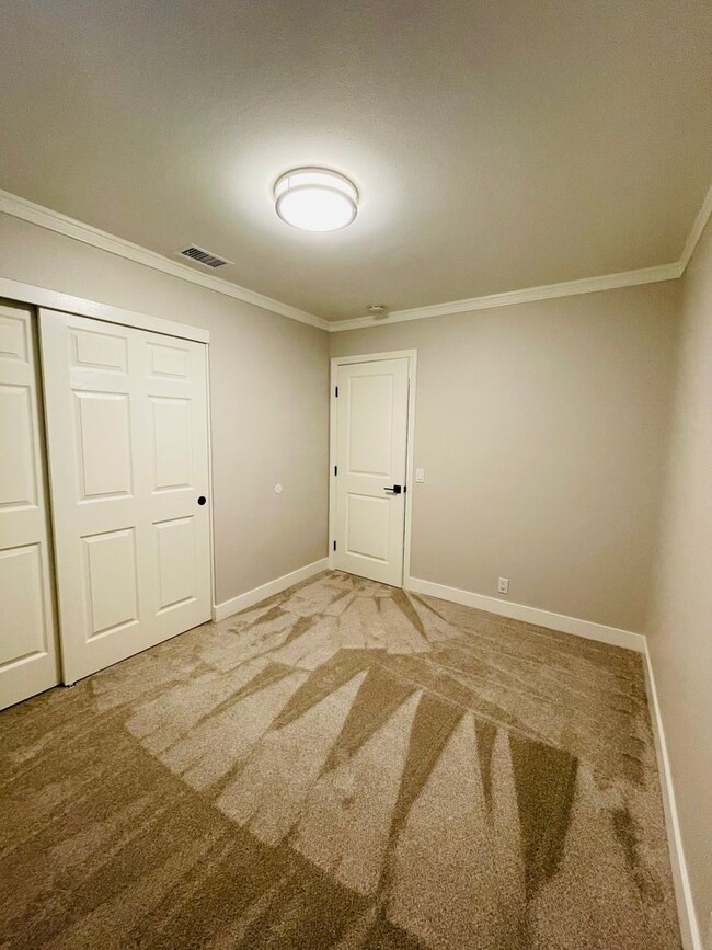 Building Photo - Amazing renovated 4 bedroom 2 full bath si...