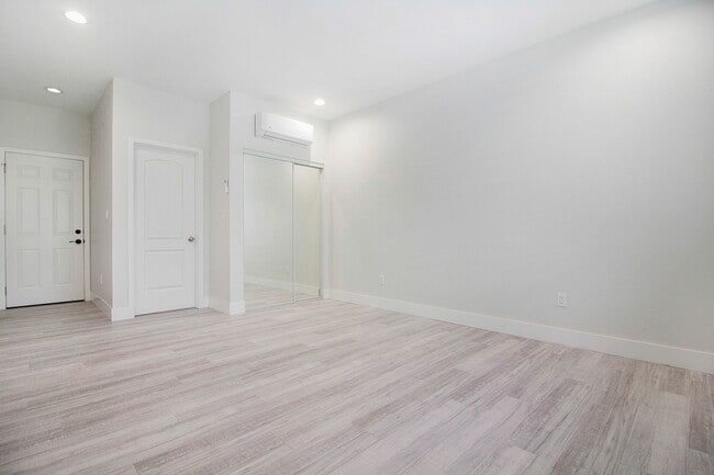 Building Photo - 1740-1742 Rose Ave Triplex