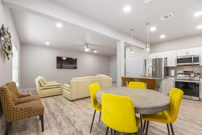 Building Photo - 24700 Whitney Dr