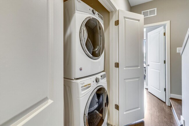 Building Photo - GREAT LOCATION!! Stunning 3BD/3.5BA luxury 4-level townhouse!
