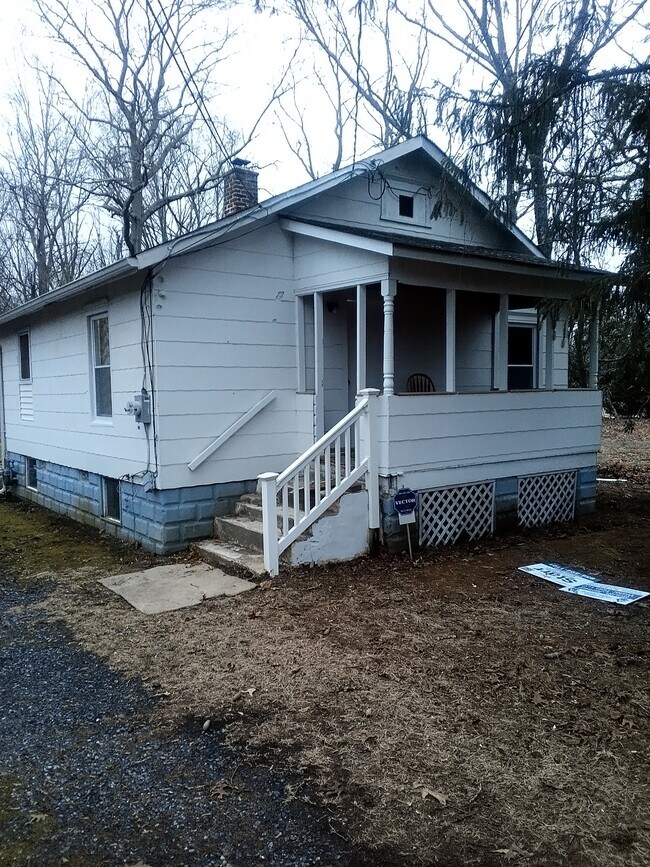 Building Photo - 1857 Janvier Rd