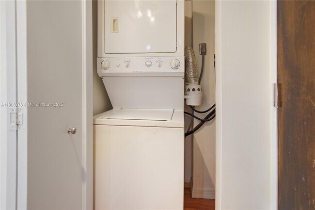 Building Photo - 7601 E Treasure Dr