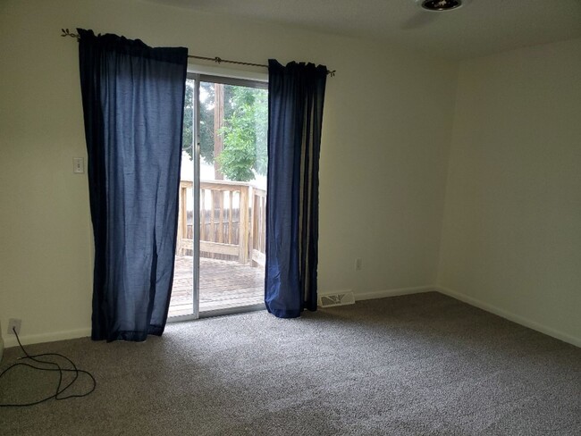 Building Photo - STUDENTS WELCOME! 4 Bed 2 Bath Single Fami...