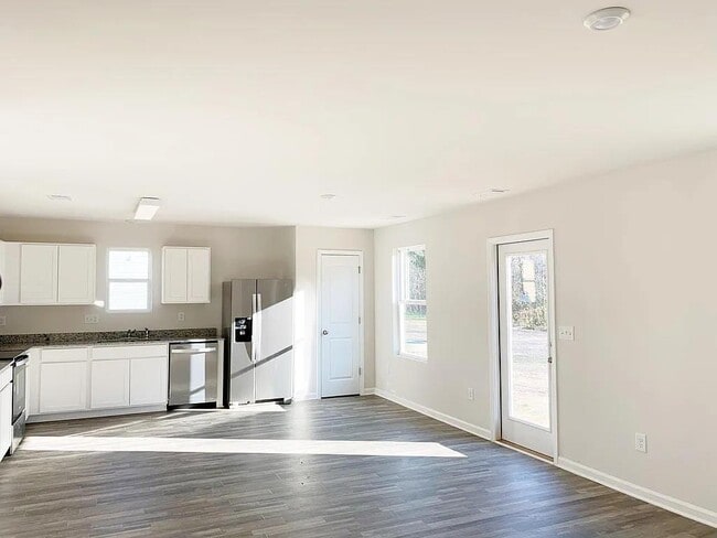 Building Photo - 142 Queens Cir