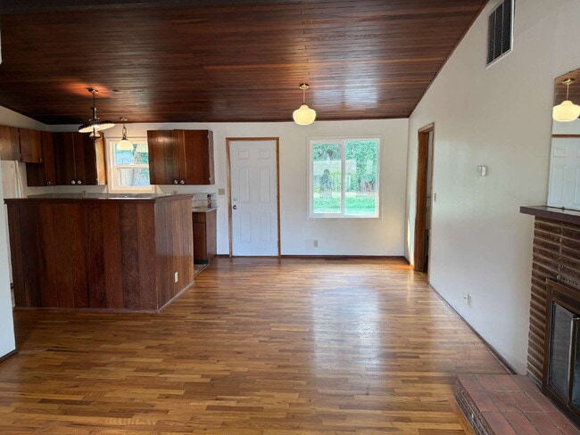 Building Photo - Single Family Home Available for Rent!