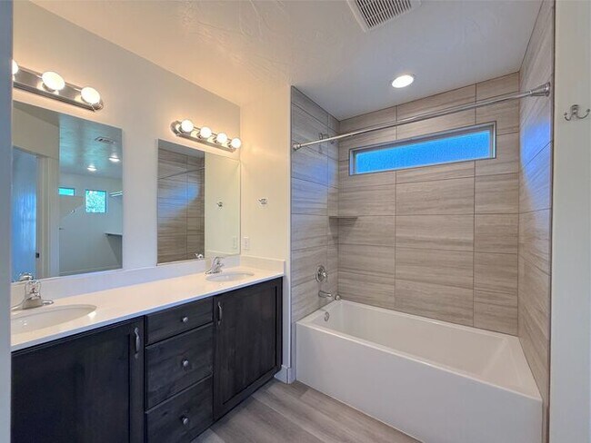 Building Photo - 4 Bed, 2.5 Bath home with 2 Car Garage