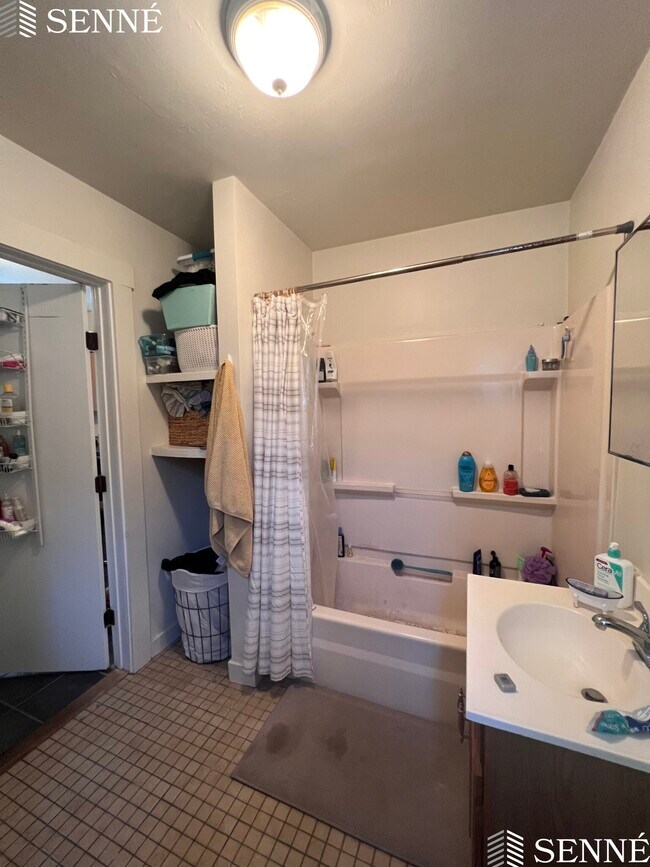 Building Photo - 42 Fresh Pond Pl
