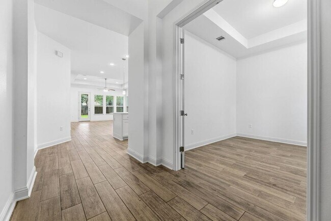 Building Photo - 5209 Mandevilla Dr
