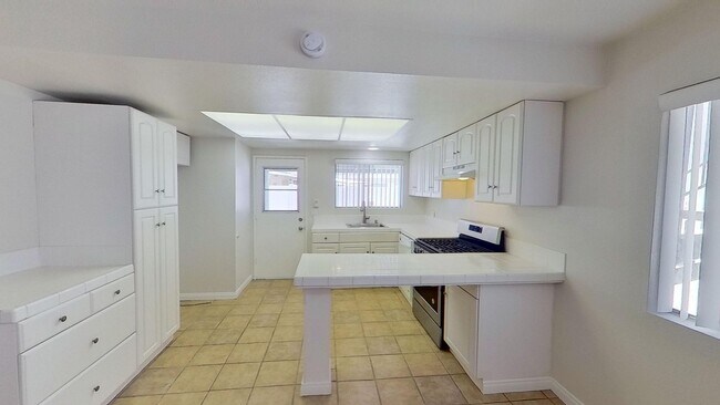 Building Photo - 121 Greentree Ln