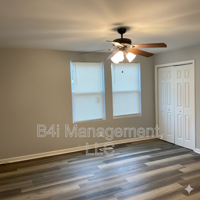 Building Photo - 2528 Burbank Pl