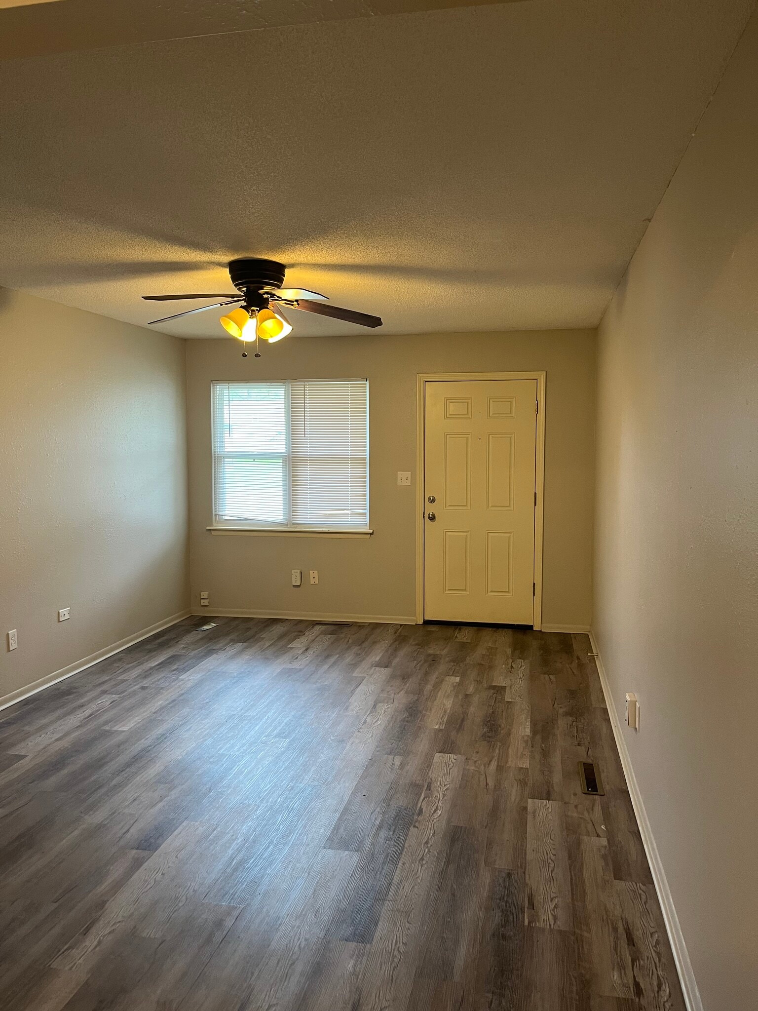 Building Photo - 400 NE Westwind Dr