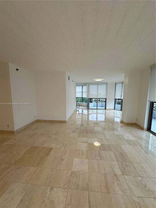 Building Photo - 3600 Mystic Pointe Dr