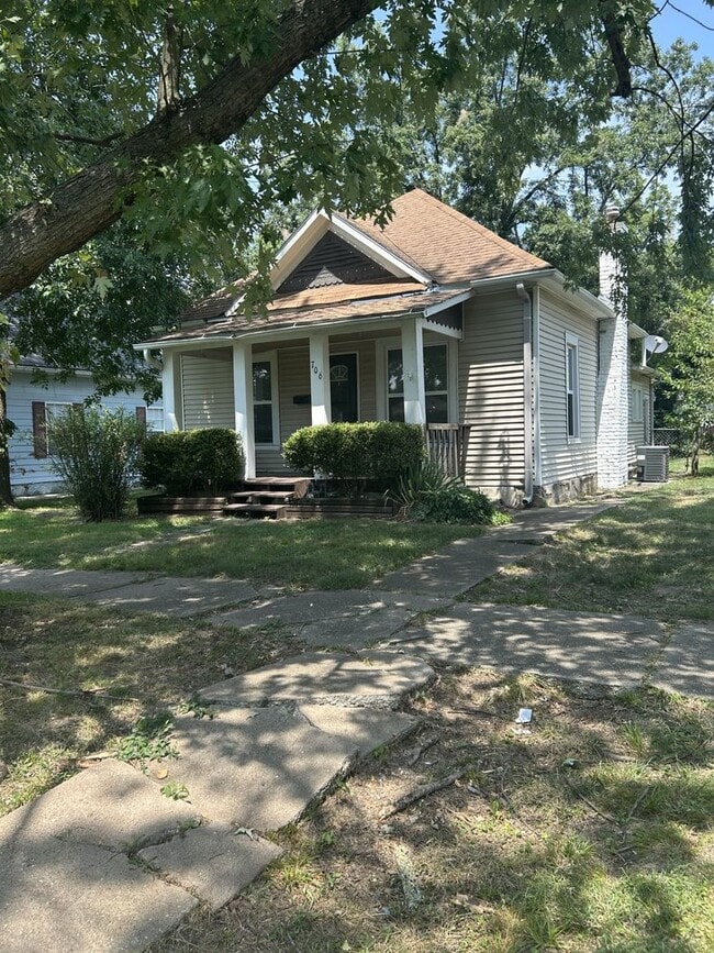 Building Photo - 706 W Kansas St