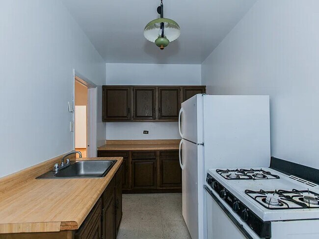 Building Photo - 520 W Diversey Pkwy