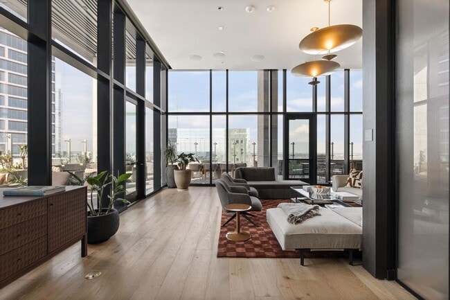 Building Photo - 610 Davis St