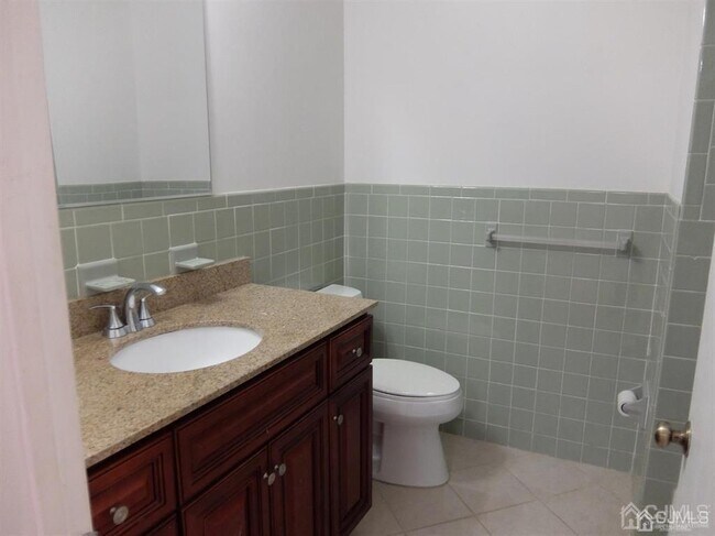 Building Photo - 35 Sayre Dr