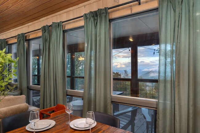 Building Photo - 401 Lookout Dr