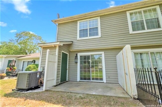 Building Photo - Regent Park Townhome