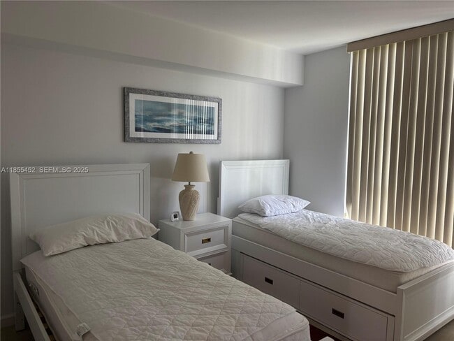 Building Photo - 3600 Mystic Pointe Dr