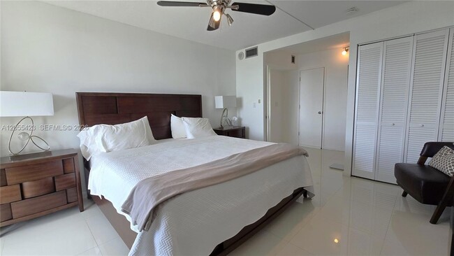 Building Photo - 3731 N Country Club Dr