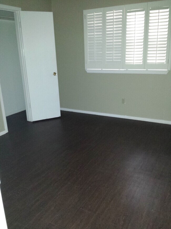 Building Photo - Great Centrally Located Property,Tech, Med...