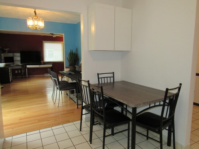 Informal Dining Room - 2586 E George Washington Blvd