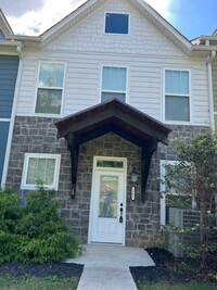 Building Photo - GORGEOUS TOWNHOME