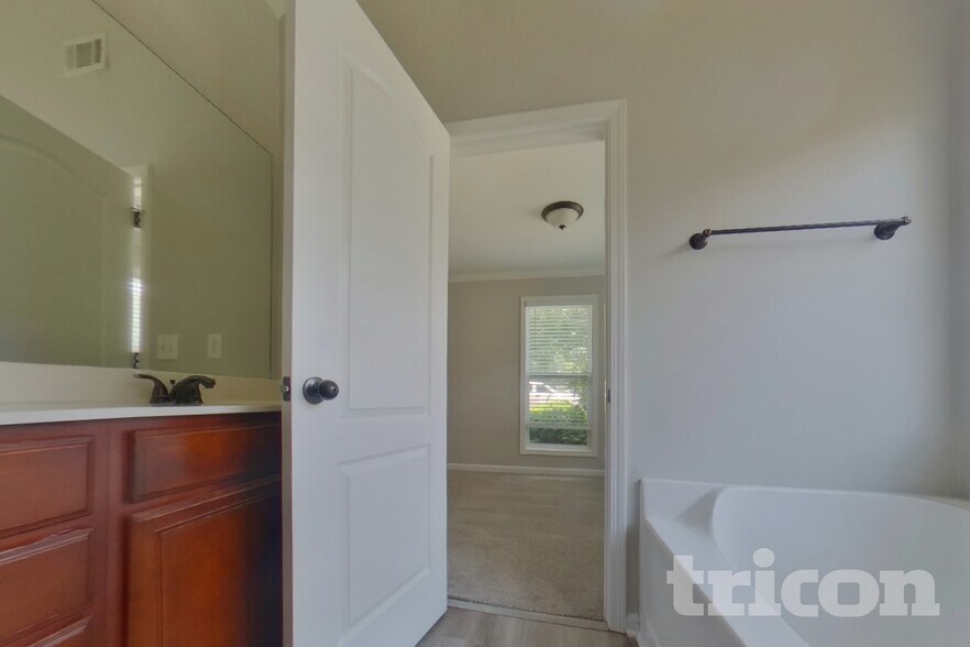 Building Photo - 104 Logan Creek Ct