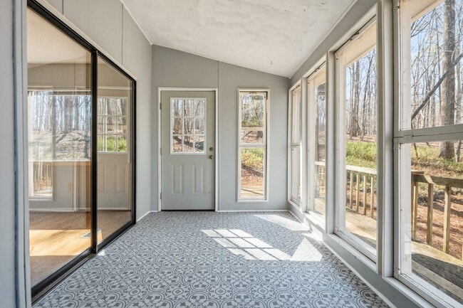 Building Photo - Peaceful on Poplar