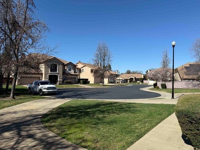 Building Photo - Absolutely Gorgeous Home in Gated Rosevill...