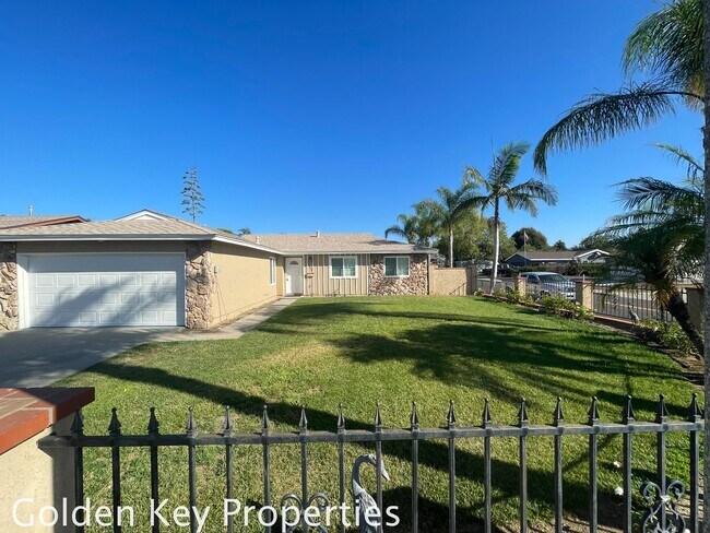 Building Photo - Nicely renovate corner property with a pool!